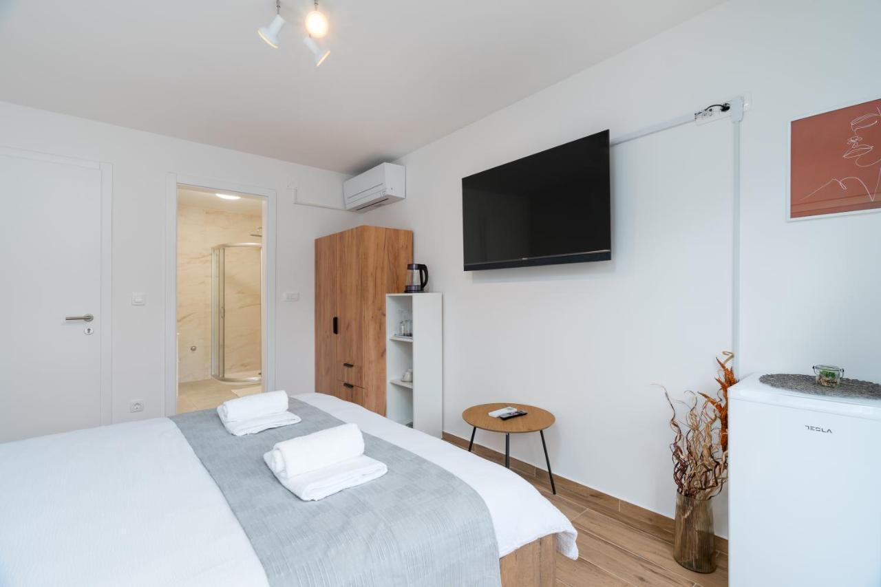 Number One Apartments Vir Esterno foto