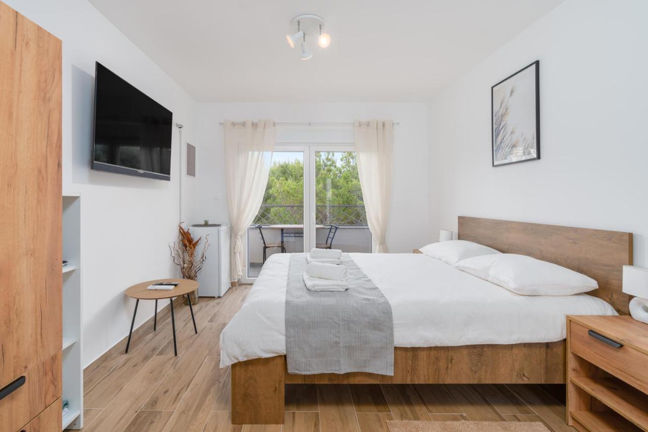 Number One Apartments Vir Esterno foto