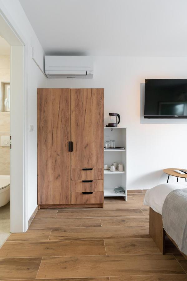 Number One Apartments Vir Esterno foto