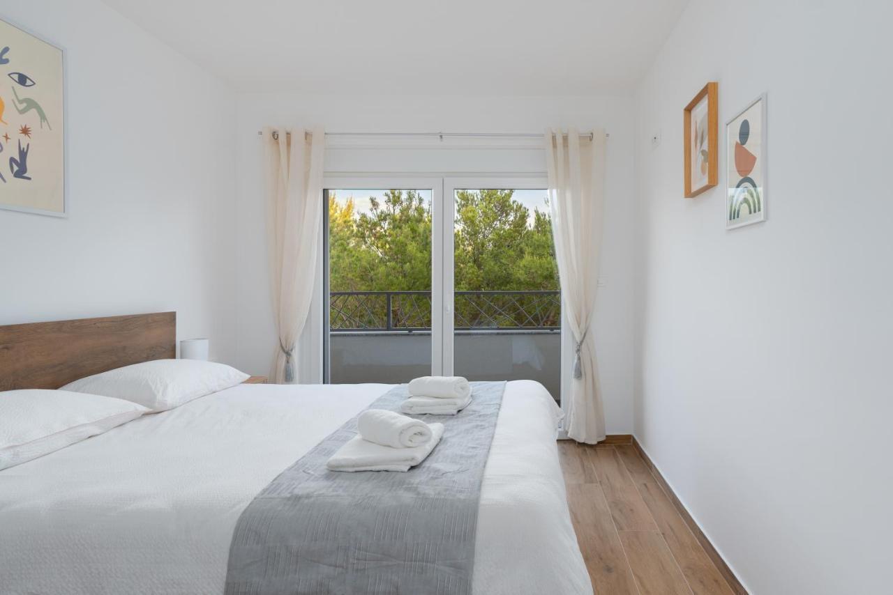Number One Apartments Vir Esterno foto