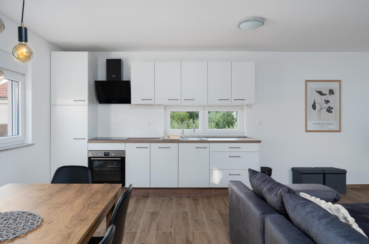 Number One Apartments Vir Esterno foto