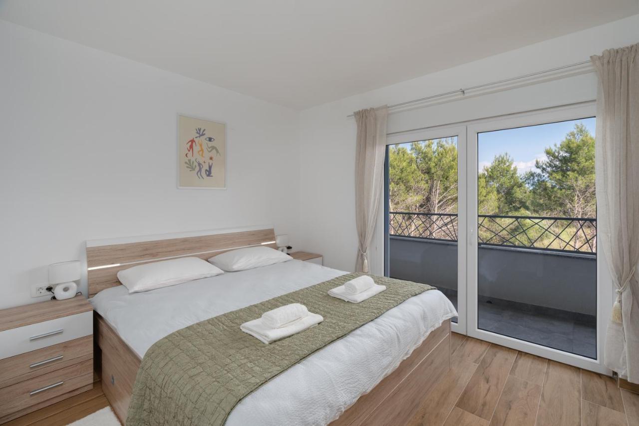 Number One Apartments Vir Esterno foto