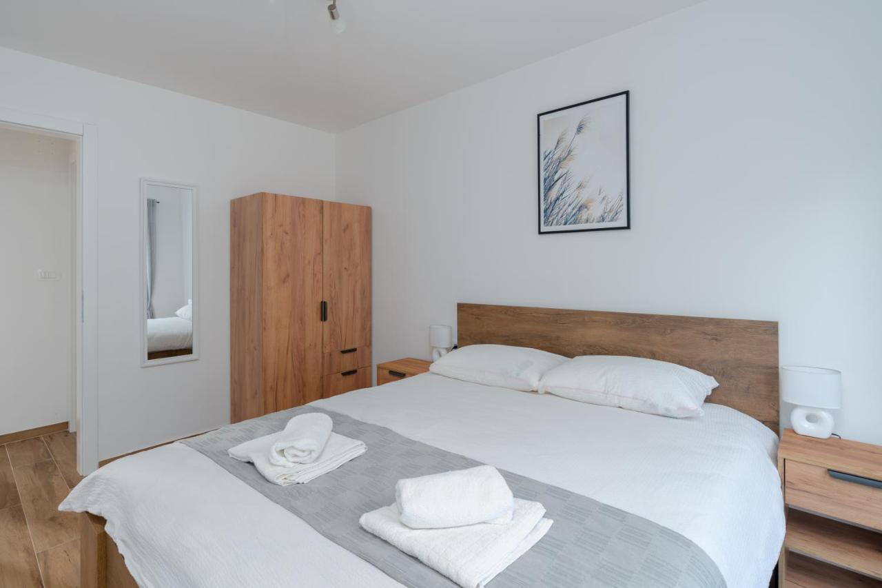 Number One Apartments Vir Esterno foto