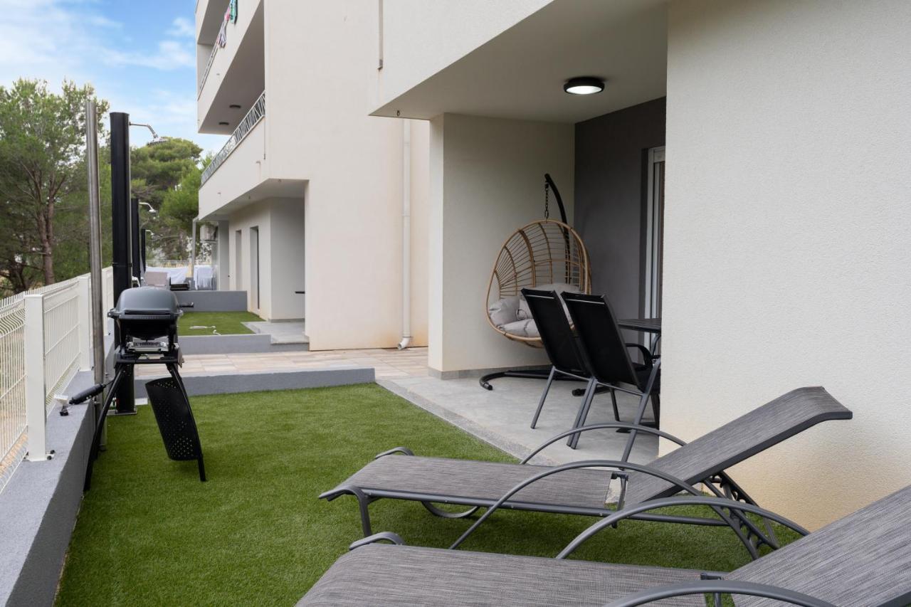 Number One Apartments Vir Esterno foto