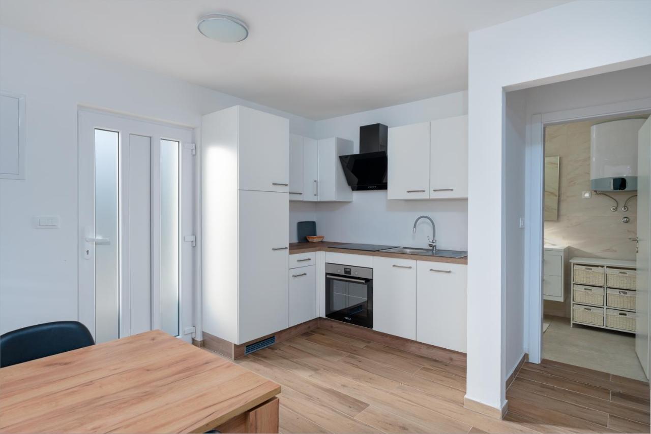Number One Apartments Vir Esterno foto