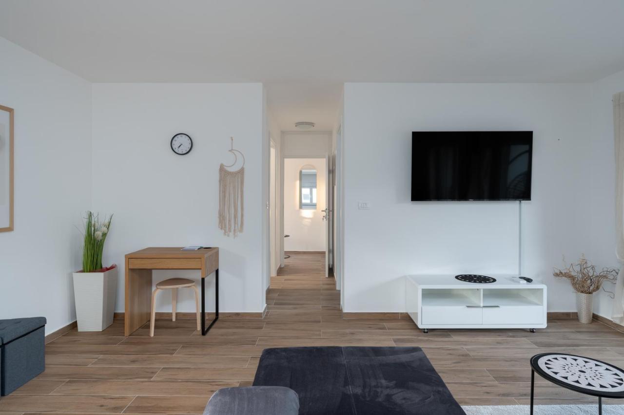 Number One Apartments Vir Esterno foto
