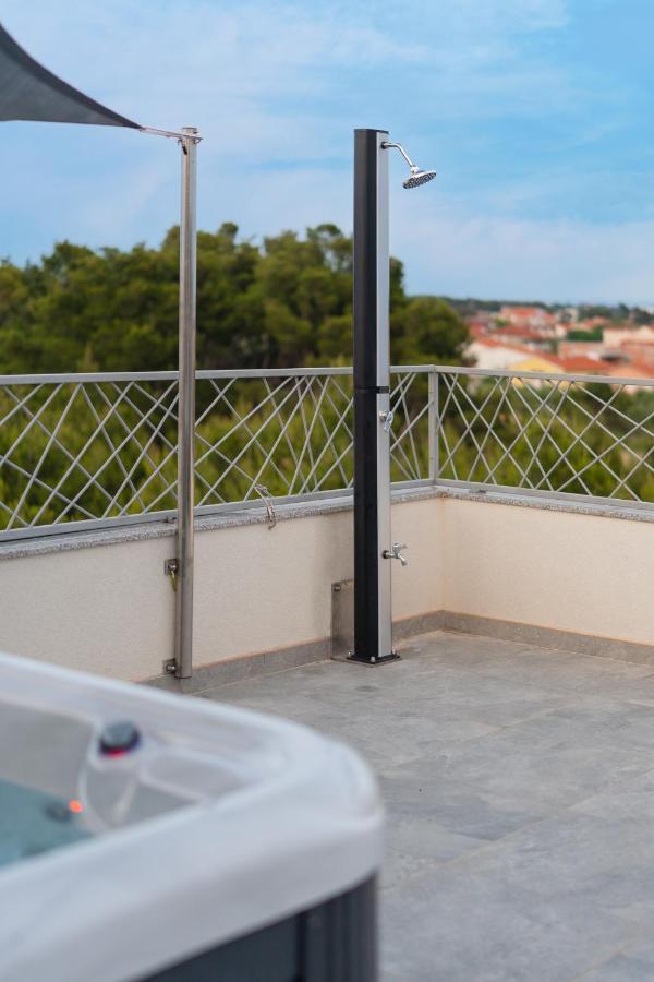 Number One Apartments Vir Esterno foto